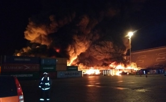 Incendio afecta a una bodega al interior del puerto de Iquique
