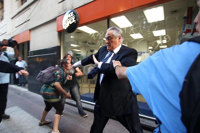 Presidente del Tribunal Constitucional fue agredido por manifestantes Presidente del Tribunal Constitucional fue agredido por manifestantes