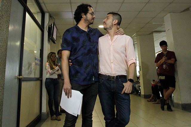 Corte Suprema da paso a tramitación de recurso sobre matrimonio de los autores de "Nicolás tiene dos papás"