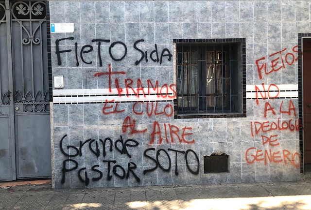 “Grande pastor Soto”: Rayan frases homofóbicas en fachada de sede del Movilh