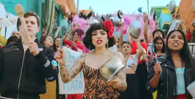 Mon Laferte cacerolea junto a protagonista de “Roma” en su nuevo videoclip inspirado en estallido social
