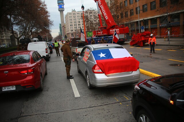 Carabineros niega haber escoltado a “caravana por el Rechazo”: afirman que cursaron infracciones y fiscalizaron