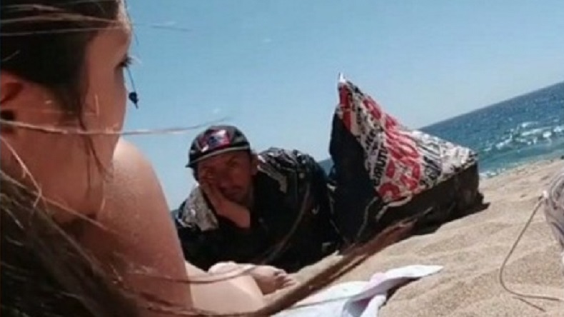 Joven publicó registro donde sujeto la acosa en la playa: “Me tocó sentirme intimidada y vulnerada por un desconocido”