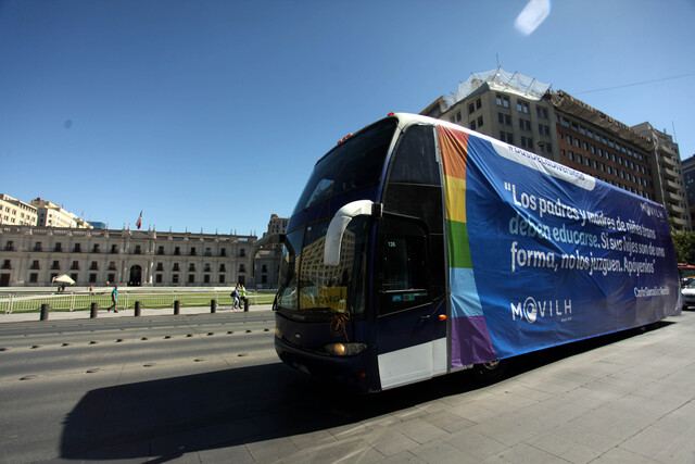 “Bus de la Diversidad” ya recorre Santiago para hacer frente al “Bus del la Libertad”