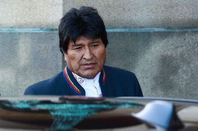 Lanzan “sillazo” contra Evo Morales en encuentro con miembros de su partido