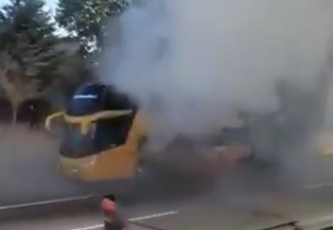 Corte en la Ruta 68: Bus interurbano se incendia a la altura de Casablanca