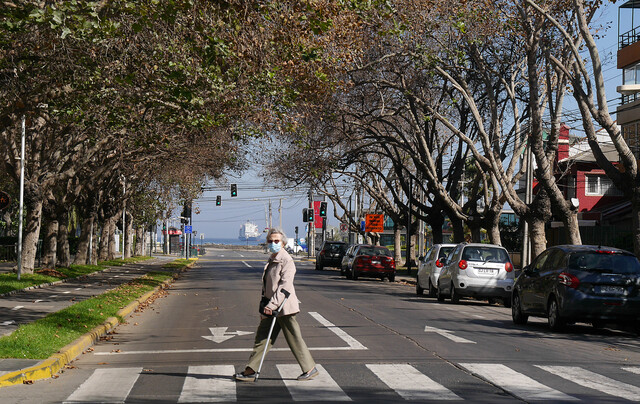 Permiso para salir a caminar: Adultos mayores de más de 75 años pueden salir dos horas en comunas en cuarentena