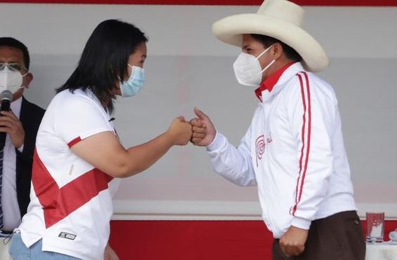 Cerca de 70 mil votos los separan: Pedro Castillo aventaja a Keiko Fujimori con un 98,33% de las mesas escrutadas en Perú
