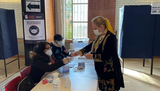 Tras emitir su sufragio Cecilia Morel llamó a la participación de adultos mayores en primarias