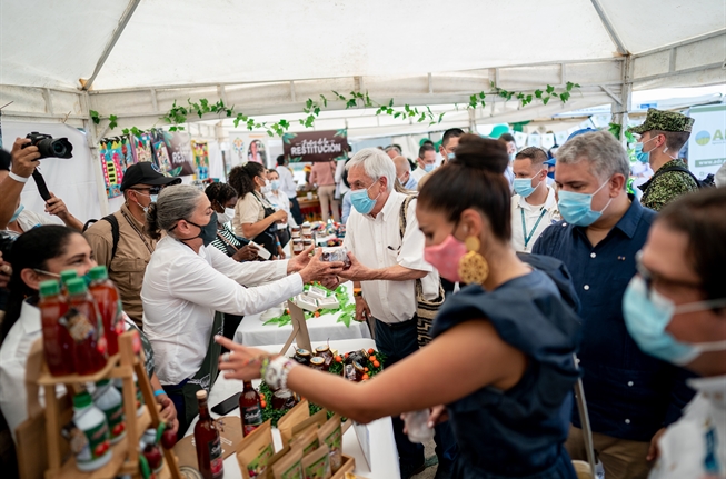 Presidente Piñera visita el proyecto “Feria Paz con Legalidad” en Colombia