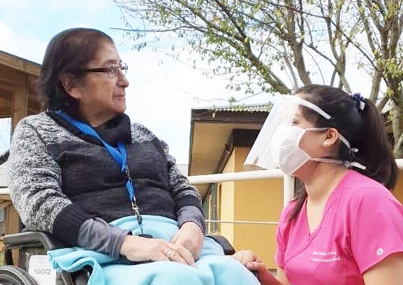 El impacto de la pandemia en hogares de personas mayores: Escasez de cuidadoras dificulta el ingreso de nuevos residentes