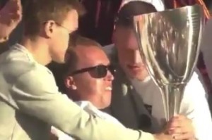 [VIDEO] Hinchas del campeón de Dinamarca emocionan al entregar la copa a fanático discapacitado