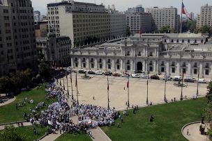 [FOTOS] La singular protesta que protagonizó hombre frente a La Moneda