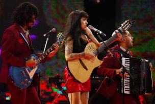 [VIDEO] Mon Laferte sorprendió a sus fans cantando un tema de su nuevo disco