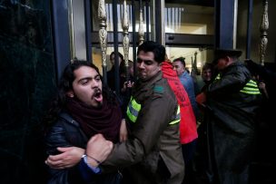 Estudiantes secundarios protagonizan manifestación en la Dirección General de Carabineros