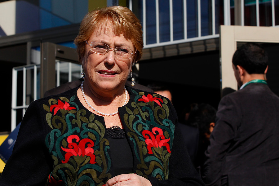 Michelle Bachelet acusó al Gobierno de Piñera de entregar “subsidios habitacionales de papel”