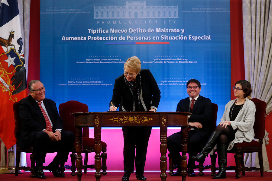 Presidenta Bachelet promulgó Ley que tipifica un nuevo delito de maltrato