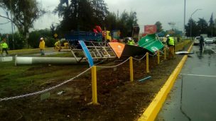 [FOTOS] Camión tolva pasó a botar barrera con señalética en la entrada del Aeropuerto de Santiago