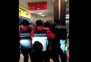 [VIDEO] Hombre se desnuda en Mall de Los Ángeles para denunciar robo del que fue víctima