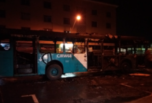 Encapuchados incendian bus del Transantiago en Estación Central