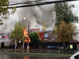 Gran incendio afectó a discoteque Las Urracas en Vitacura: Pérdidas son totales