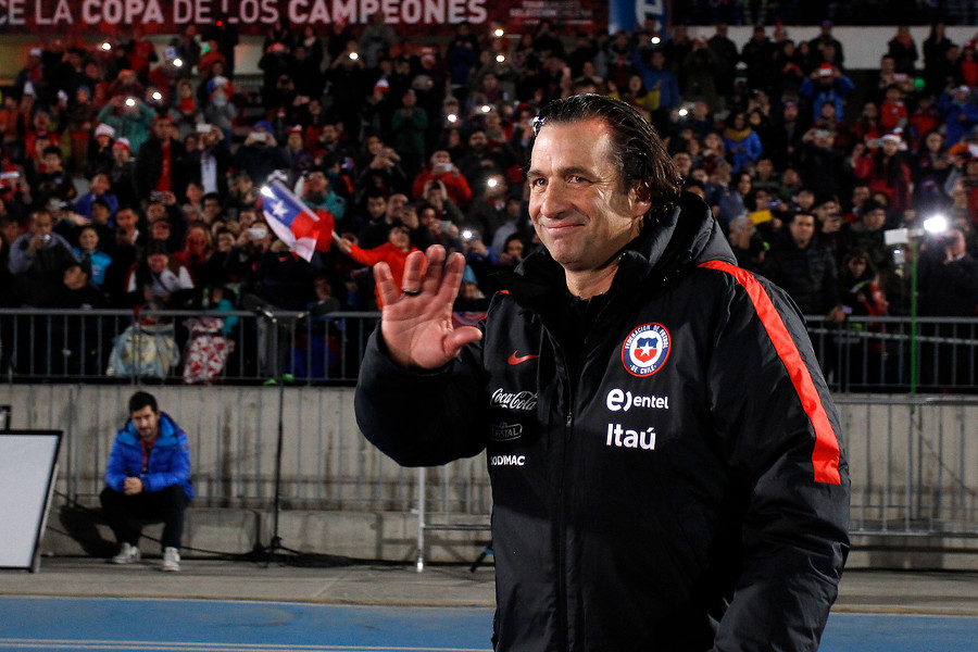 Pizzi viajó a Europa para conversar con jugadores de la Roja y planificar la Copa Confederaciones