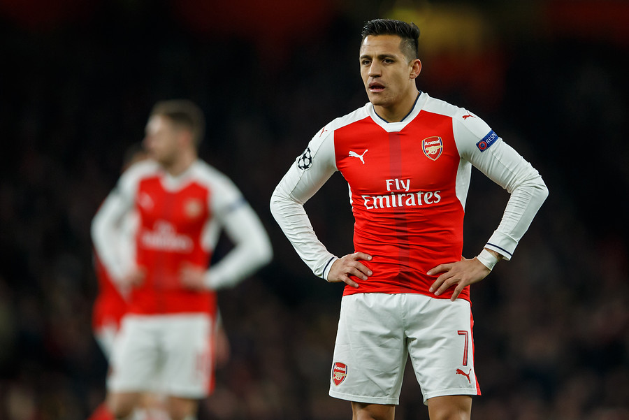 [VIDEO] Alexis marca golazo, pero es anulado por culpa de un compañero