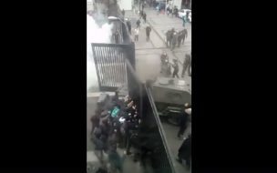 [VIDEO] Carro lanza gases de Carabineros rompió portón de ingreso al Instituto Nacional