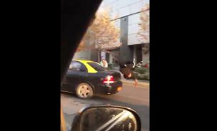 [VIDEO] Taxista arrolla a hombre tras confuso incidente en el Costanera Center