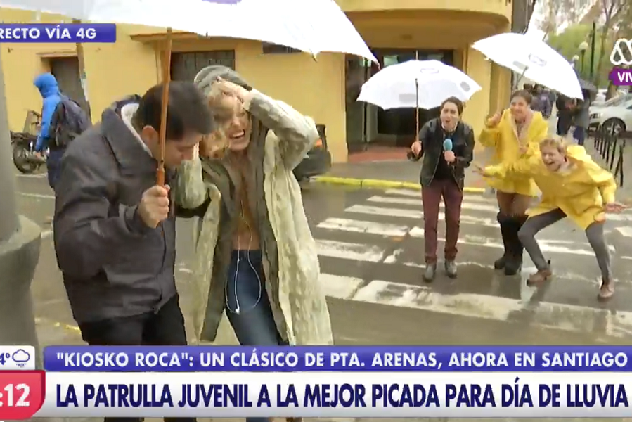 Panelista de “Mucho Gusto” sufre divertida caída en medio de la lluvia