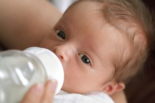 Estos son los alimentos que no debes darle a un niño menor de dos años