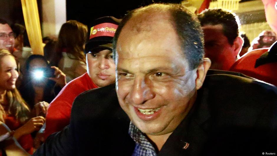 [VIDEO] Presidente de Costa Rica protagoniza particular ‘chascarro’ en medio de una entrevista