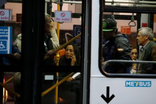 Fiscalizadora del Transantiago es atropellada tras ser empujada por evasor