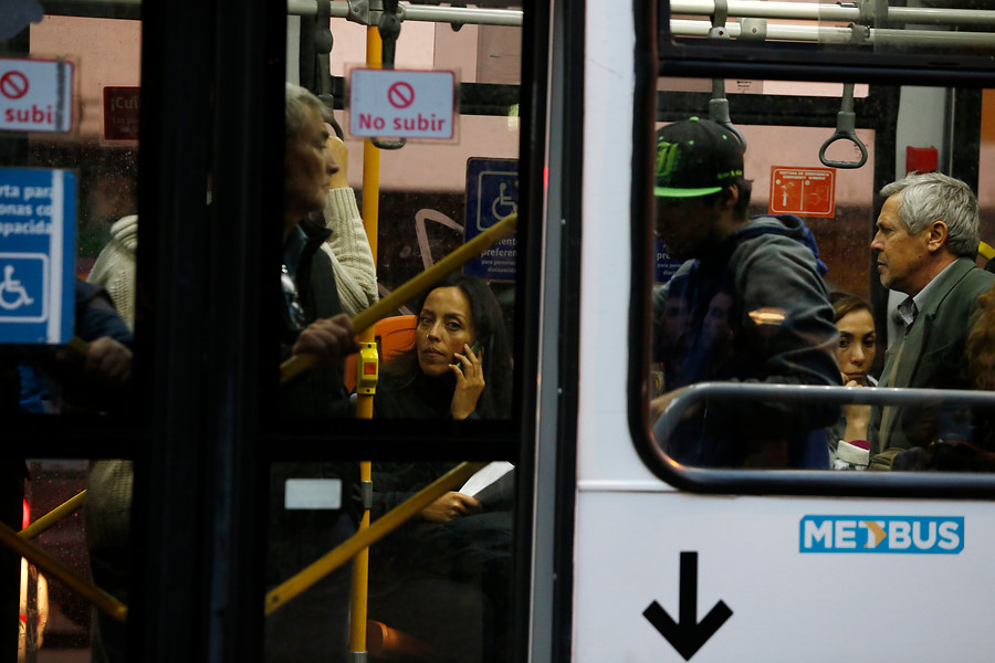 Fiscalizadora del Transantiago es atropellada tras ser empujada por evasor