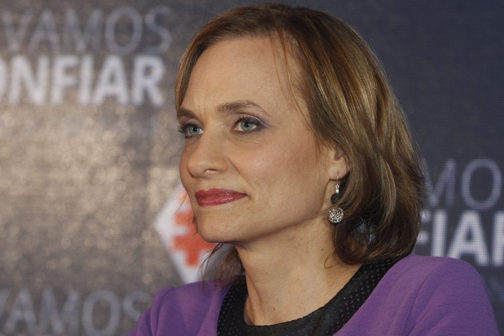 Este jueves Carolina Goic comunicará si sigue o no en su carrera a La Moneda