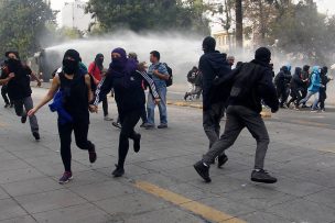 Encapuchados generaron incidentes en el centro de Santiago tras marcha de Confech