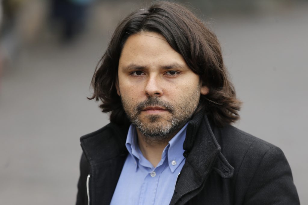 Alberto Mayol evita calificar de terrorismo caso Luchsinger-Mackay en “Aquí está Chile”