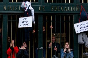 Estudiantes se tomaron el ministerio de Educación exigiendo gratuidad universal