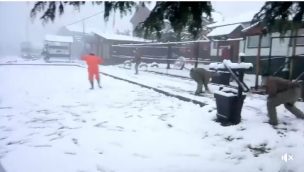 El video de Carabineros y trabajadores en una guerra de nieve que se ha tomado las redes sociales