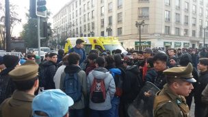 Estudiante habría resultado quemado tras manipular bomba incendiario durante manifestación