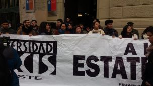 Estudiantes entregaron una carta en el ministerio de Educación