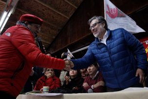 Alejandro Guillier disfruta del partido de Chile junto a un grupo de 