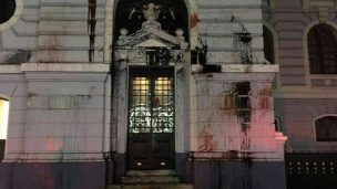 Valparaíso: Un grupo de desconocidos atacó edificio de la Armada a horas de la cuenta pública de Bachelet