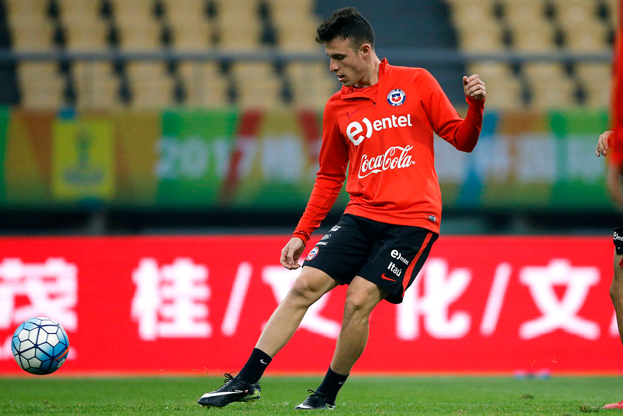 En la “U” siguen buscando al reemplazante de Mora: Azul Azul se contactó con Ángelo Henríquez