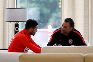 [FOTOS] Así fue la conversación que Juan Antonio Pizzi tuvo con Eugenio Mena tras su episodio