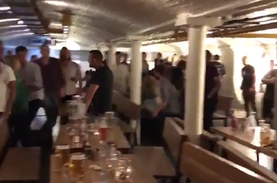 [VIDEO] Registran tensión vivida al interior de un bar en las cercanías del Puente de Londres