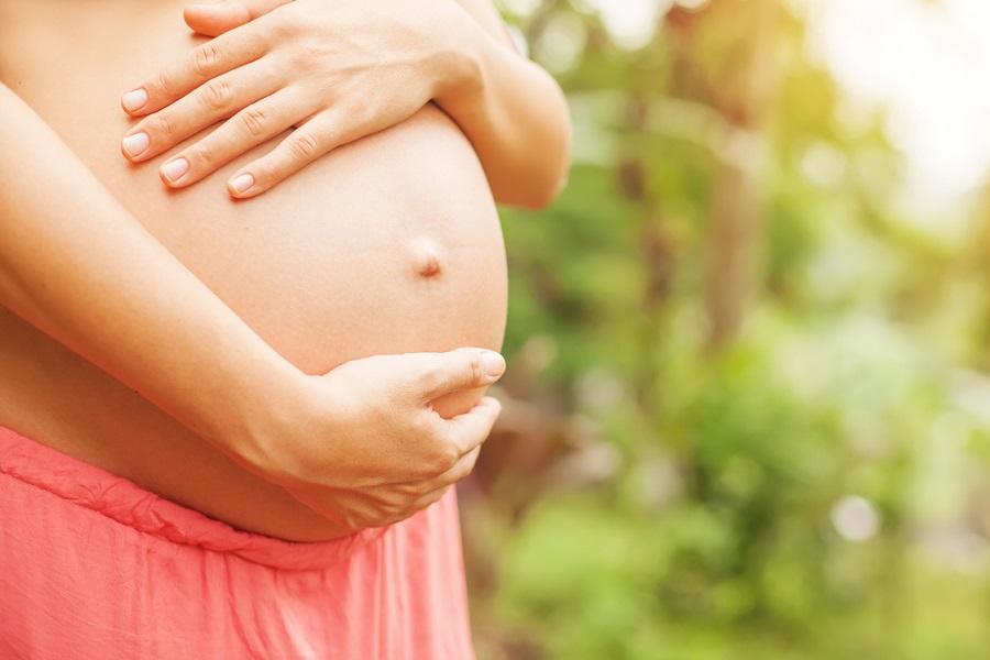 Embarazo adolescente cae a la mitad desde 2012, experta cree que hay una tasa de aborto oculta