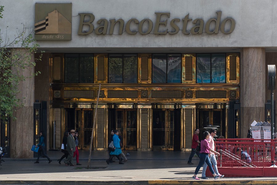 Usuarios de Banco Estado y Santander reportan diversos problemas
