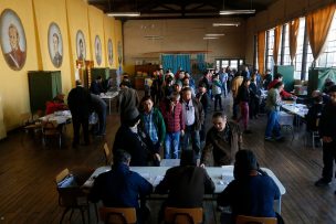 Primarias: Gran cantidad de votantes en algunos recintos a una hora del partido