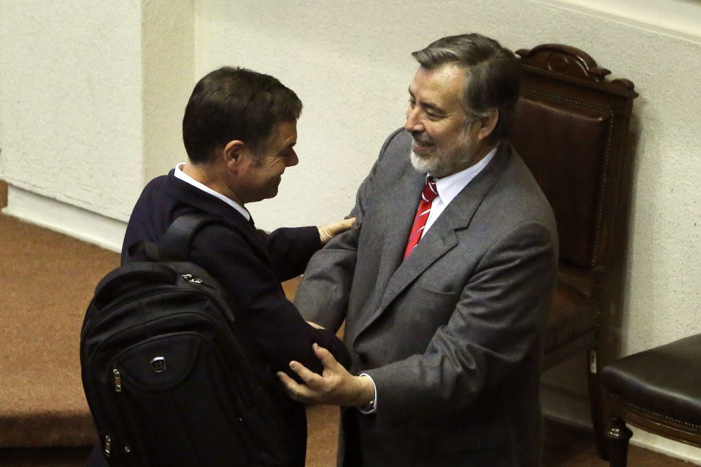 Potente gesto en el Congreso… Guillier recibe a Ossandón en el Comité de Independientes